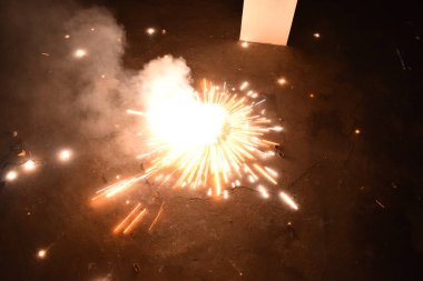 Hint Işık Festivali, Mutlu Diwali kutlamaları. Çiçek çakrasında patlayan havai fişek resmi.