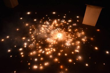 Hint Işık Festivali, Mutlu Diwali kutlamaları. Çiçek çakrasında patlayan havai fişek resmi.