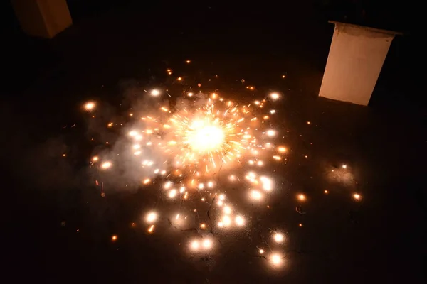 Indian Festival of Lights, Happy Diwali Viering met illustratie van exploderende vuurwerk op bloemen chakra — Stockfoto