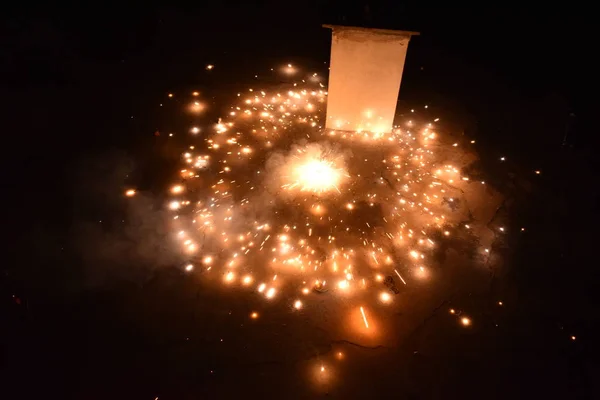 Indian Festival of Lights, Happy Diwali Viering met illustratie van exploderende vuurwerk op bloemen chakra — Stockfoto