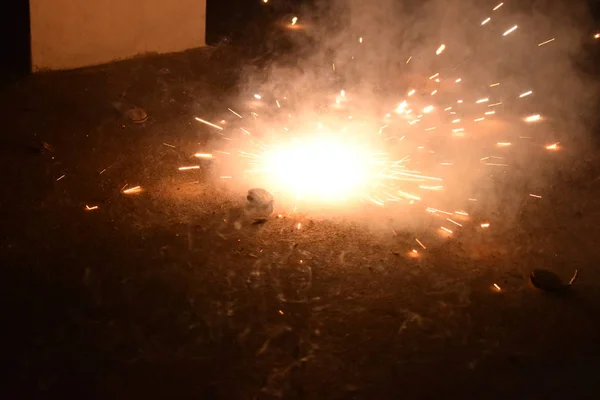 Hint Işık Festivali, Mutlu Diwali kutlamaları. Çiçek çakrasında patlayan havai fişek resmi.