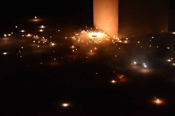 Indian Festival of Lights, Happy Diwali Viering met illustratie van exploderende vuurwerk op bloemen chakra — Stockfoto
