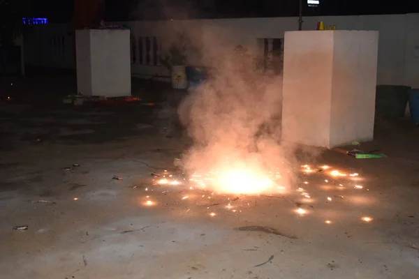 Hint Işık Festivali, Mutlu Diwali kutlamaları. Çiçek çakrasında patlayan havai fişek resmi.