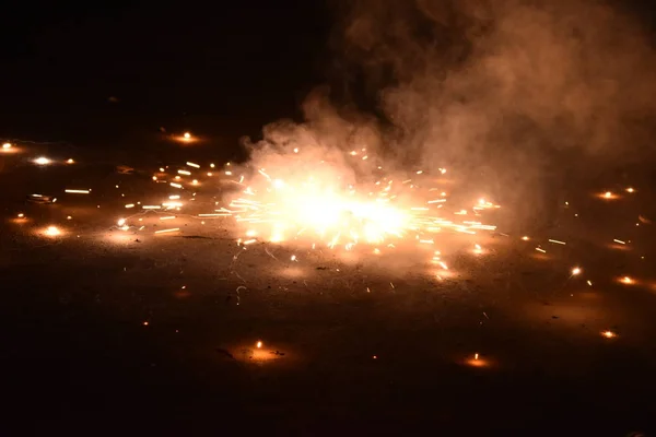 Hint Işık Festivali, Mutlu Diwali kutlamaları. Çiçek çakrasında patlayan havai fişek resmi.