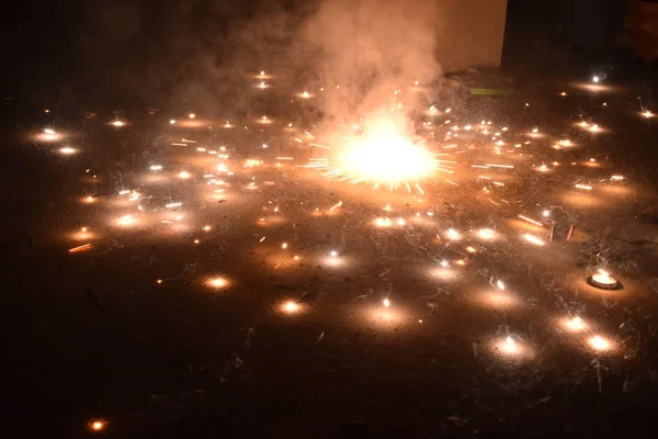 Festival Indiano de Luzes, Feliz Celebração Diwali com ilustração de explosão Firecracker no chakra floral — Fotografia de Stock