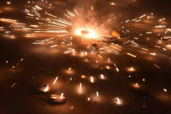 Festival Indiano de Luzes, Feliz Celebração Diwali com ilustração de explosão Firecracker no chakra floral — Fotografia de Stock