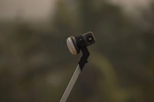 Bulaşık TV alıcısı görüntüsü, bulanık arkaplan ile izole, Hindistan 'da.