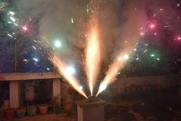 Celebración con ilustración de estallido de petardo Una vista de un tipo de fuegos artificiales, galleta llamada galleta real, durante las celebraciones del festival Diwali en la India . —  Fotos de Stock