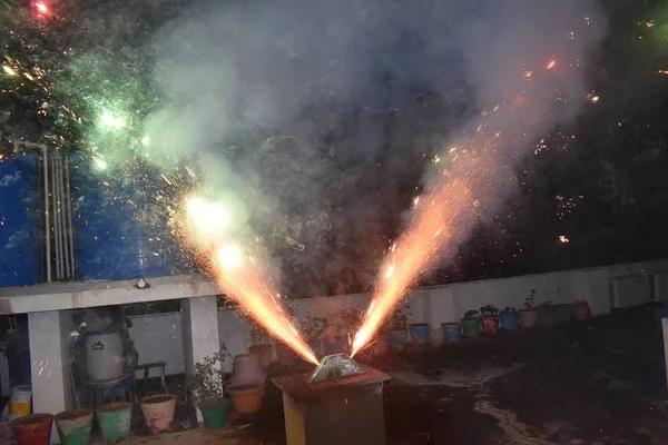 Celebración con ilustración de estallido de petardo Una vista de un tipo de fuegos artificiales, galleta llamada galleta real, durante las celebraciones del festival Diwali en la India . —  Fotos de Stock