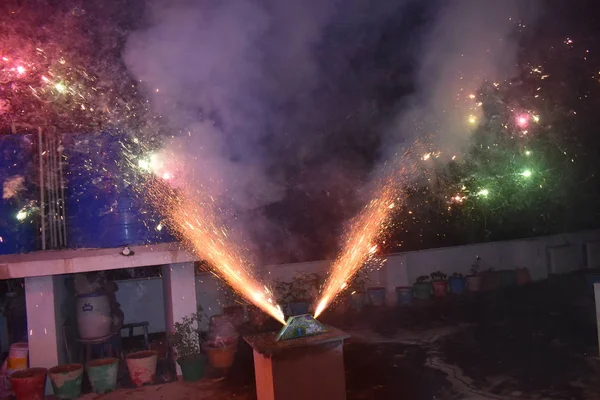 Celebración con ilustración de estallido de petardo Una vista de un tipo de fuegos artificiales, galleta llamada galleta real, durante las celebraciones del festival Diwali en la India . — Foto de Stock