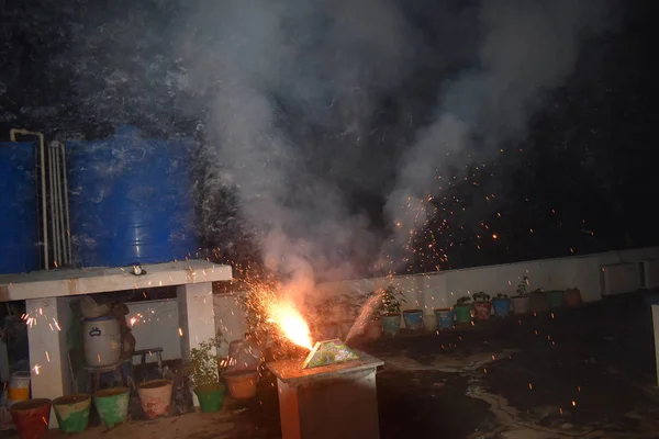 Feier mit Illustration explodierender Feuerwerkskörper eine Ansicht einer Art Feuerwerk, Cracker genannt Pfauenknacker, während der Diwali-Festlichkeiten in Indien. Stockbild