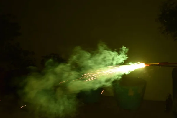 Εορτασμός με εικονογράφηση της έκρηξης πυροτέχνημα Μια μακρά έκθεση ενός τύπου πυροτέχνημα, κράκερ που ονομάζεται κράκερ μολύβι κατά τη διάρκεια των εορτασμών φεστιβάλ Diwali στην Ινδία — Φωτογραφία Αρχείου