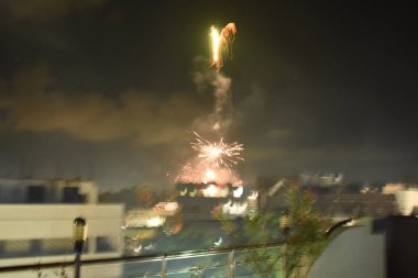 Gökyüzünde Diwali kutlamaları sırasında parlak havai fişekler. Gökyüzünde güzel havai fişekler..