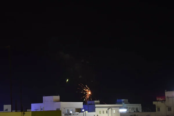 Fuochi d'artificio luminosi durante la celebrazione del diwali sul cielo.Bellissimi fuochi d'artificio sul cielo . — Foto Stock