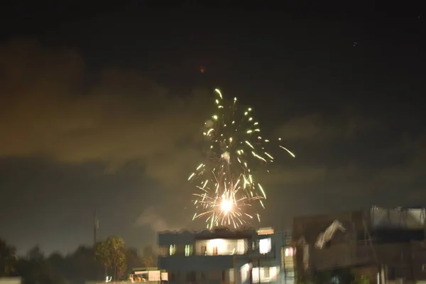 Gökyüzünde Diwali kutlamaları sırasında parlak havai fişekler. Gökyüzünde güzel havai fişekler..
