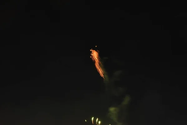 Gökyüzünde Diwali kutlamaları sırasında parlak havai fişekler. Gökyüzünde güzel havai fişekler..