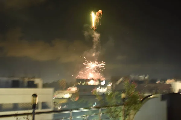 Gökyüzünde Diwali kutlamaları sırasında parlak havai fişekler. Gökyüzünde güzel havai fişekler..
