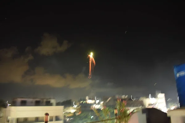 Gökyüzünde Diwali kutlamaları sırasında parlak havai fişekler. Gökyüzünde güzel havai fişekler..