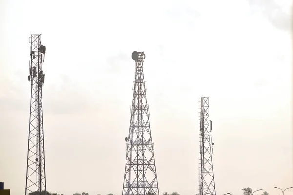 Телекоммуникационная Башня Мобильных Телефонов Сотовой Связи Телекоммуникационная Башня Антеннами Против — стоковое фото