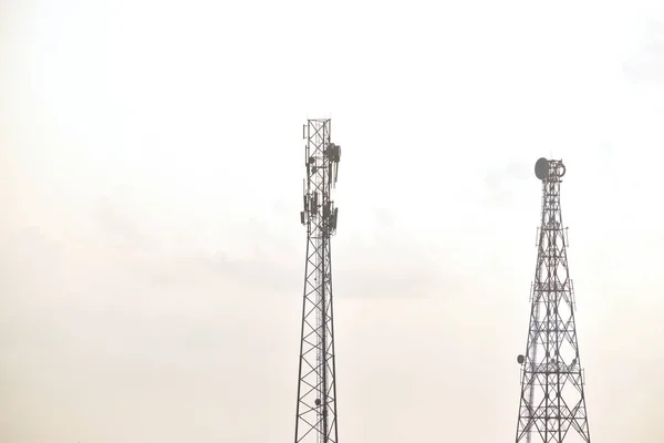 Torre Telecomunicaciones Teléfonos Móviles Celulares Torre Telecomunicaciones Con Antenas Contra —  Fotos de Stock