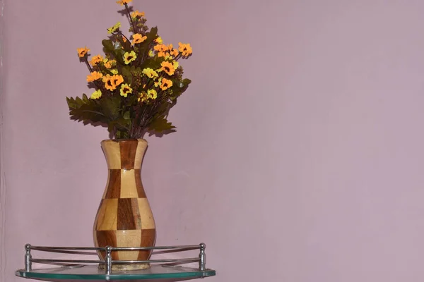 Ένα Βάζο Λουλουδιών Όμορφα Λουλούδια Μπουκέτο Γυάλινη Βάση Πάνω Χρωματιστό — Φωτογραφία Αρχείου