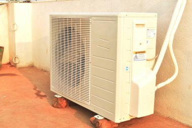 Kırmızı tuğlalara kompresör olarak bilinen havalandırma ünitesi yerleştirildi. Hindistan 'da