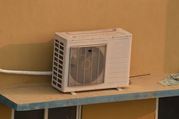 Unidade Exterior Condicionador Que Sabida Como Compressor Instalada Máscara Sol — Fotografia de Stock