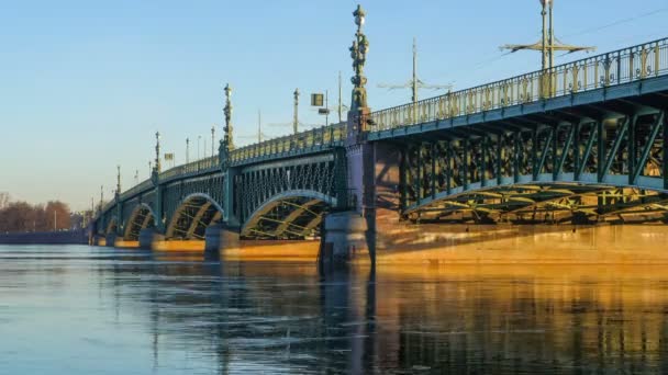 Saint Pétersbourg Pont De La Trinité Au Lever Du Soleil Tours De Temps