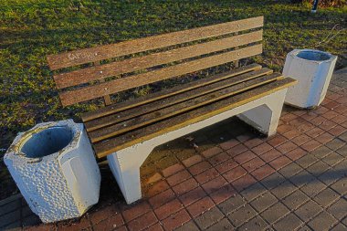 Sonbahar parkındaki ahşap sıralı bank, versiyonu .1