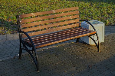 Şehir parkında dinlenmek için zarif bir bank..