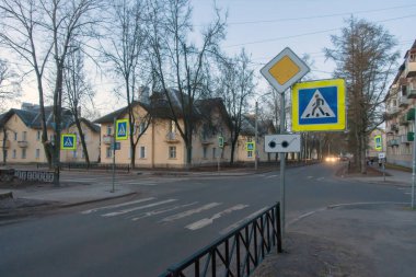 Şehirdeki körler için yaya geçidi.