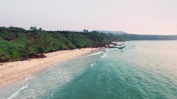 鸟瞰的海滩在果阿，卡波德拉玛。印度. — 图库视频影像