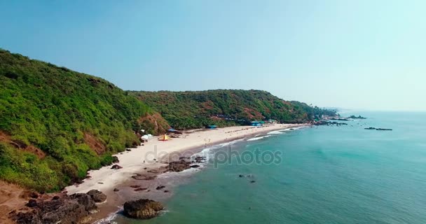Вид с воздуха на пляж в Мандрем Гоа, Индия . — стоковое видео