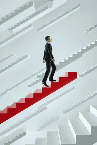 上向き。ビジネスマンに登る階段を飛ぶ赤. — ストック写真