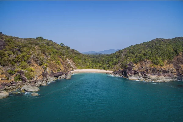 Hermosa playa secreta Mariposa. Goa estado turístico en la India — Foto de Stock