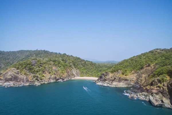 Güzel gizli plaj kelebek. Goa turistik devlet Hindistan — Stok fotoğraf