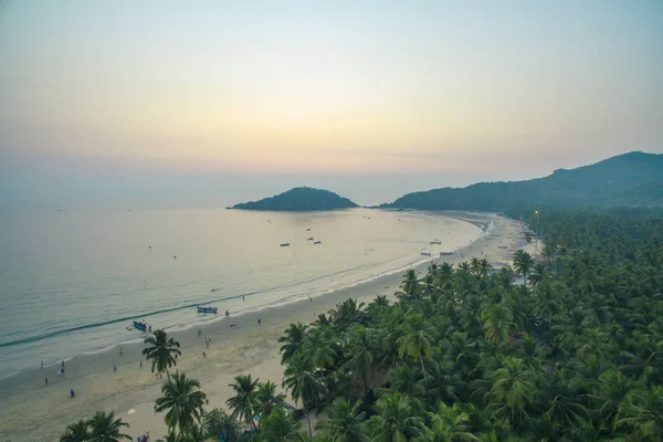 Vista aérea de la hermosa costa del océano Índico con bosque tropical, playa de arena y tranquilas aguas azules en Goa — Foto de Stock