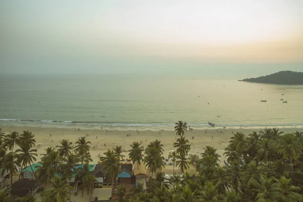 Vista aérea de la hermosa costa del océano Índico con bosque tropical, playa de arena y tranquilas aguas azules en Goa — Foto de Stock