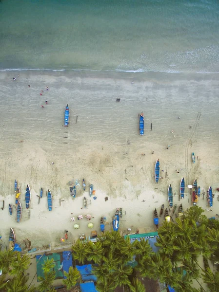 Vista aérea de la hermosa costa del océano Índico con bosque tropical, playa de arena, tranquilas aguas azules y barcos de pesca en Goa — Foto de Stock