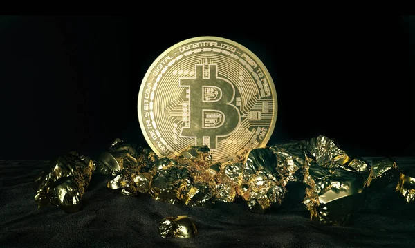 Gyllene Bitcoin mynt och högen av guld. Bitcoin kryptovaluta. Affärsidé. — Stockfoto