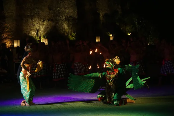 Bali, Indonésia, 5 de novembro de 2019: Dança tradicional de Kecak balinês no Parque Cultural Garuda Wisnu Kencana (GWK) . — Fotografia de Stock