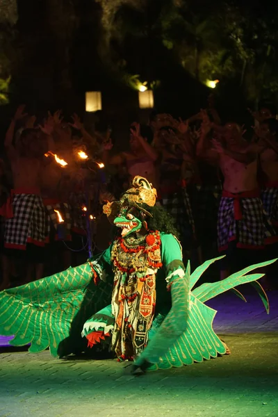 Bali, Indonésie, 5. listopadu 2019: Tradiční balijský tanec Kecak v kulturním parku Garuda Wisnu Kencana (Gwk). — Stock fotografie