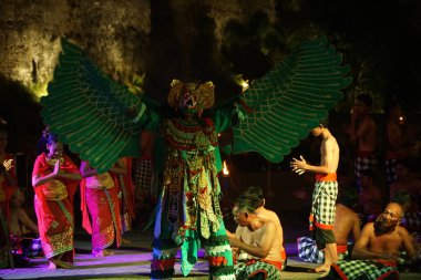 Bali, Endonezya, 5 Kasım 2019: Garuda Wisnu Kencana 'da Geleneksel Bali Kecak Dansı (Gwk) Kültür Parkı.
