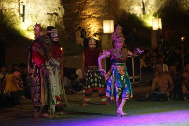 Bali, Endonezya, 5 Kasım 2019: Garuda Wisnu Kencana 'da Geleneksel Bali Kecak Dansı (Gwk) Kültür Parkı.