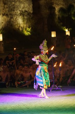 Bali, Endonezya, 5 Kasım 2019: Garuda Wisnu Kencana 'da Geleneksel Bali Kecak Dansı (Gwk) Kültür Parkı.