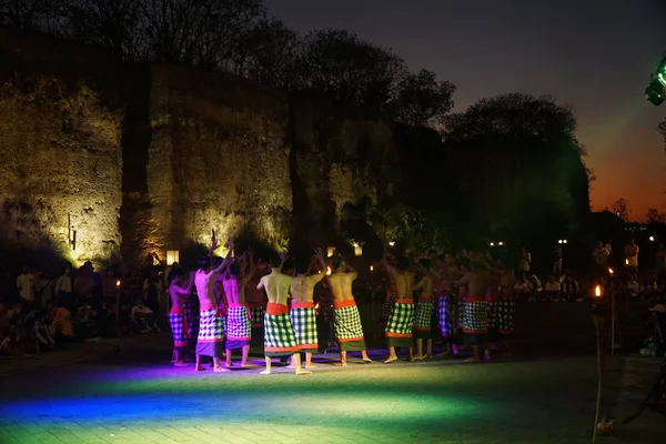 Bali, Indonésie, 5. listopadu 2019: Tradiční balijský tanec Kecak v kulturním parku Garuda Wisnu Kencana (Gwk). — Stock fotografie