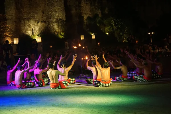 Bali, Endonezya, 5 Kasım 2019: Garuda Wisnu Kencana 'da Geleneksel Bali Kecak Dansı (Gwk) Kültür Parkı.