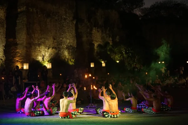 Bali, Indonésia, 5 de novembro de 2019: Dança tradicional de Kecak balinês no Parque Cultural Garuda Wisnu Kencana (GWK) . — Fotografia de Stock