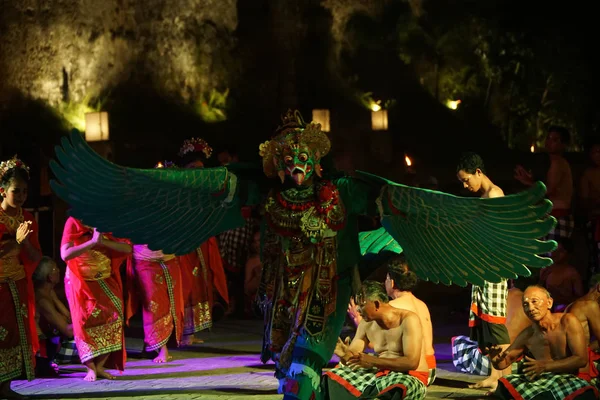 Bali, Indonésie, 5. listopadu 2019: Tradiční balijský tanec Kecak v kulturním parku Garuda Wisnu Kencana (Gwk). — Stock fotografie