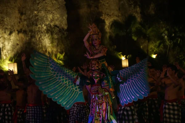 2013 년 11 월 5 일에 확인 함 . Bali, Indonesia, November 5th 2019: traditional Balinese kecak dance at Garuda wisnu kencana (gwk) cultural park. — 스톡 사진